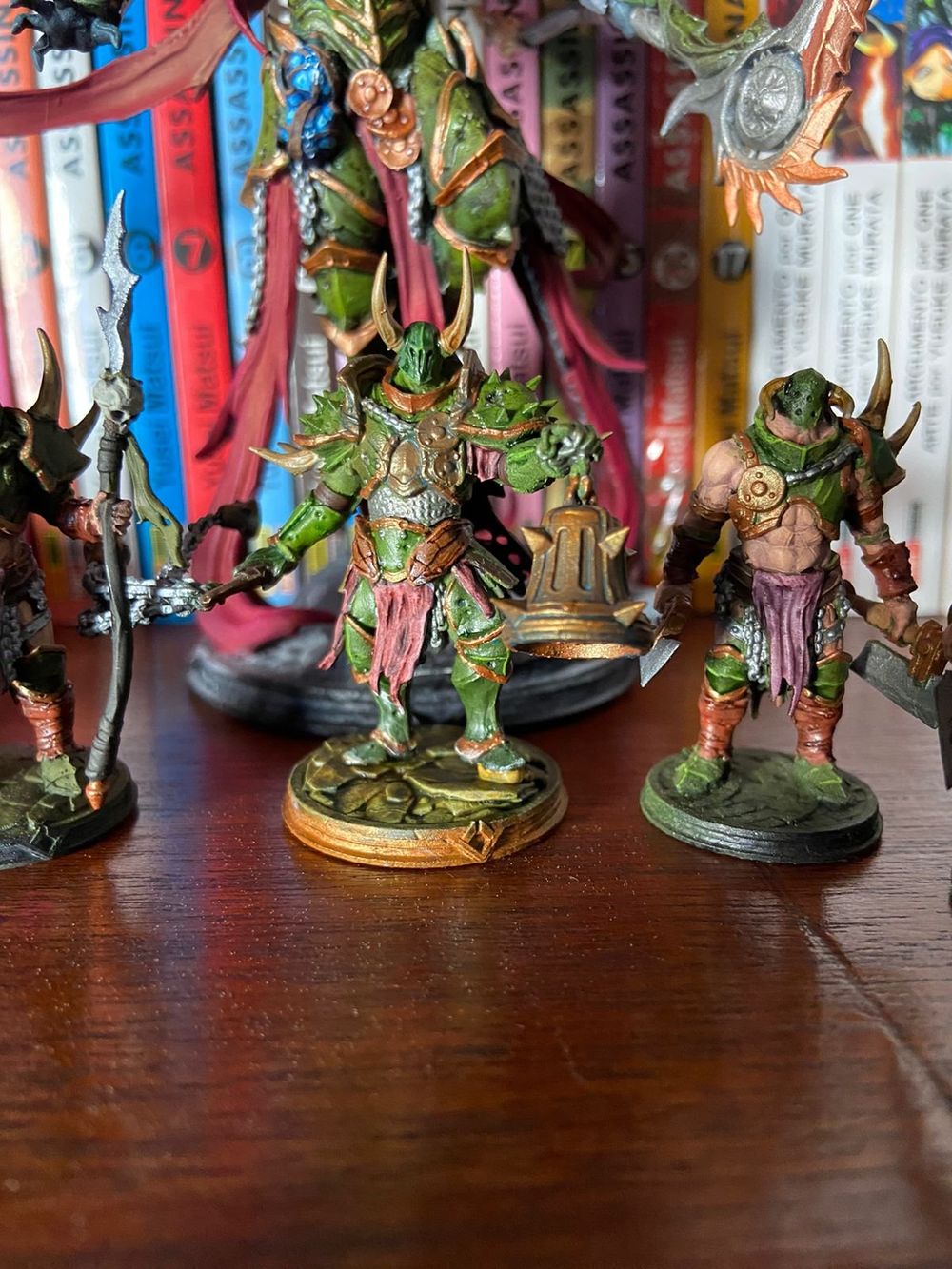 miniaturas de heróis e vilões