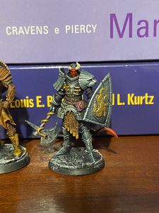miniaturas de heróis e vilões