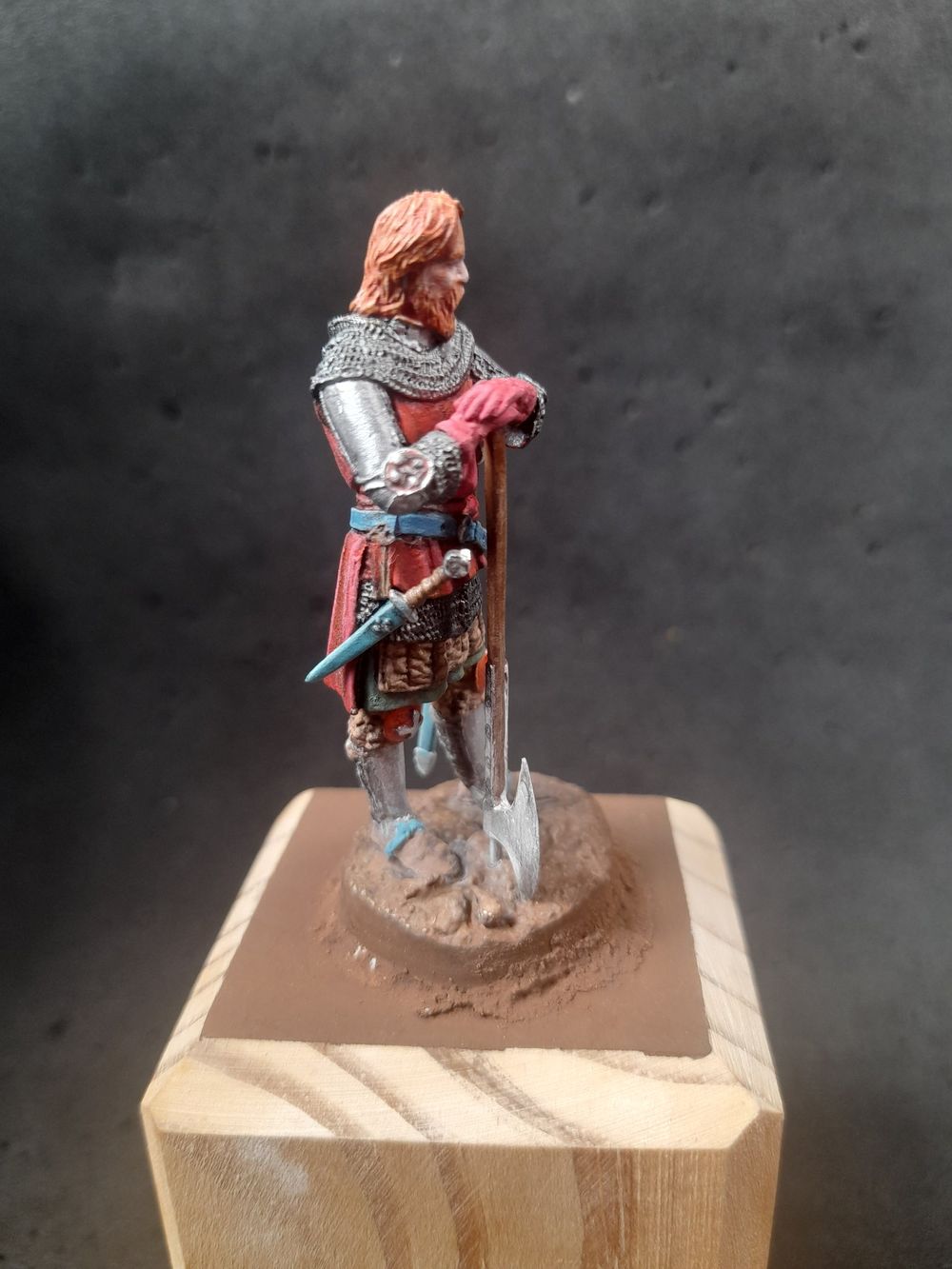 Knight whit War Axé.