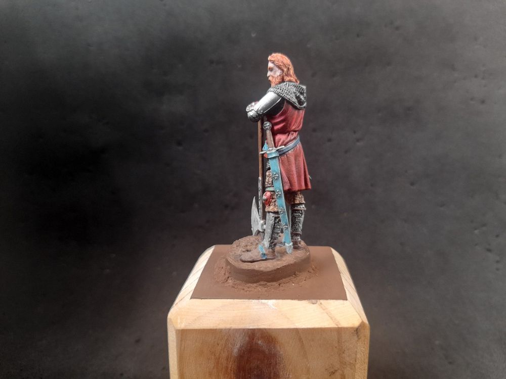 Knight whit War Axé.