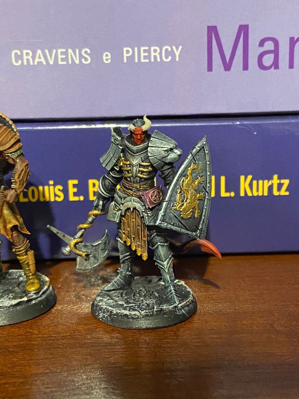 miniaturas de heróis e vilões
