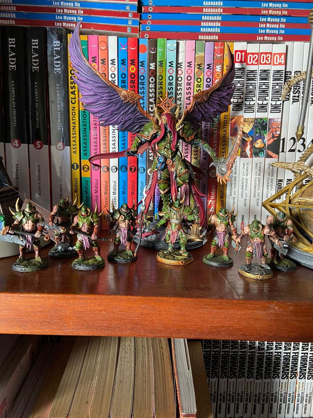 miniaturas de heróis e vilões