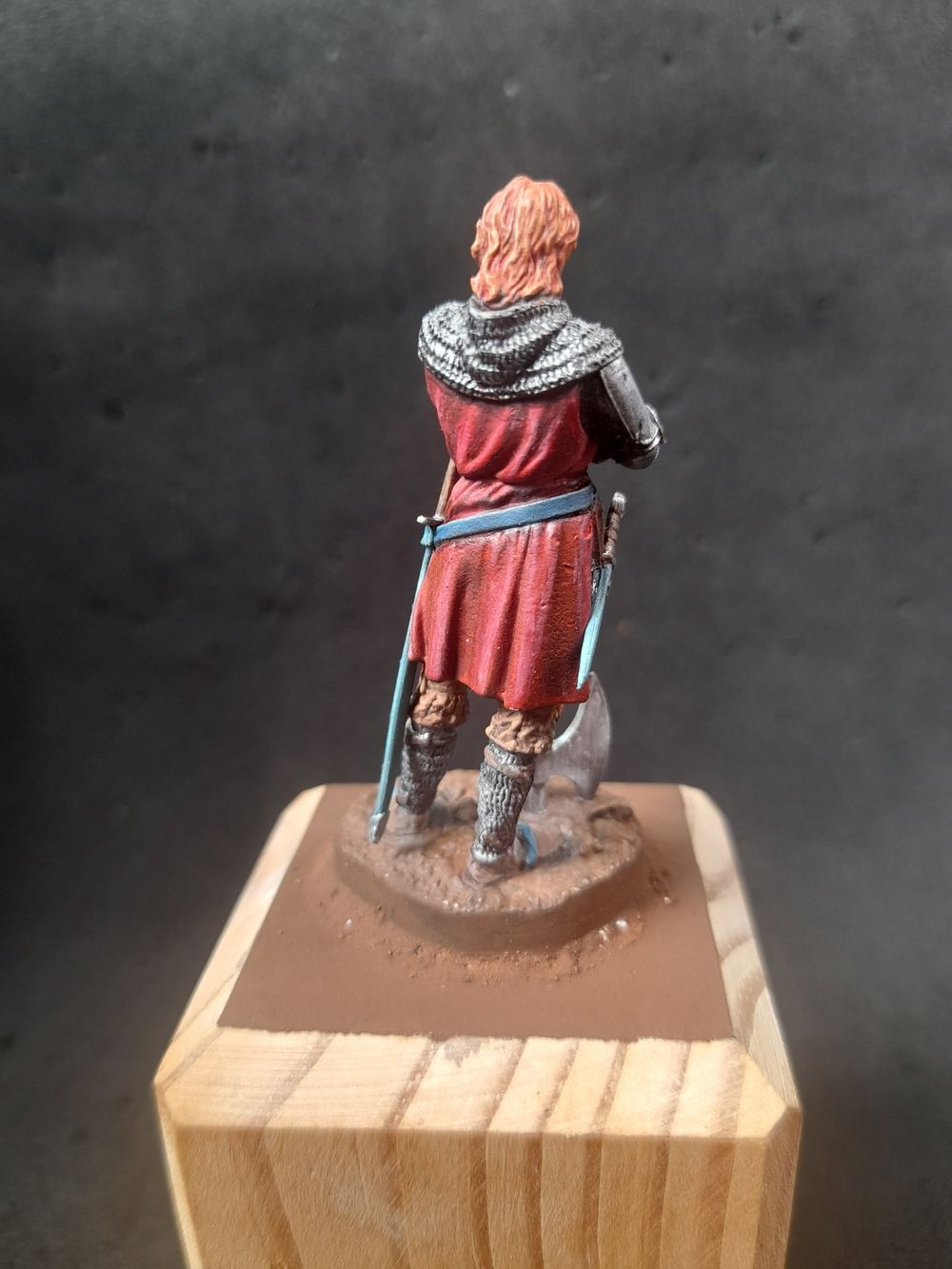 Knight whit War Axé.