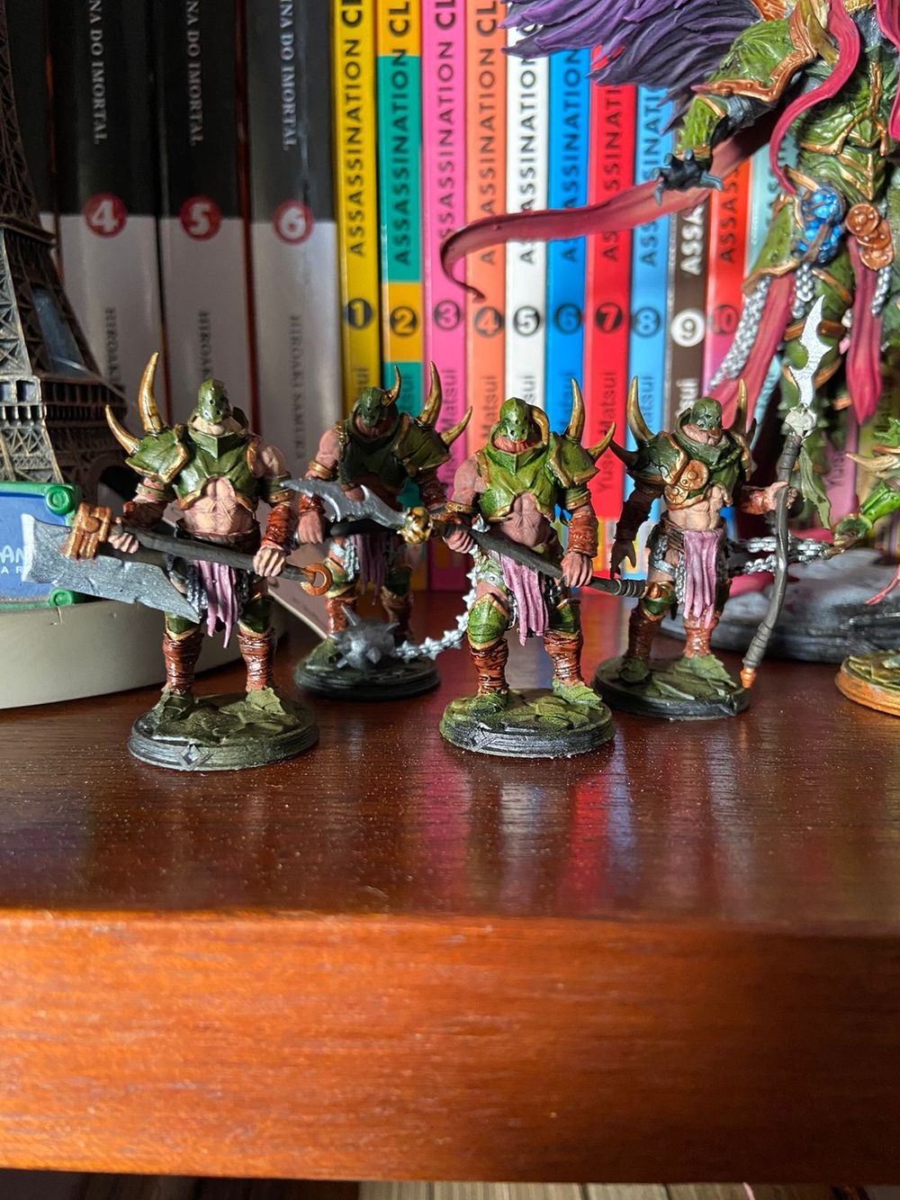 miniaturas de heróis e vilões