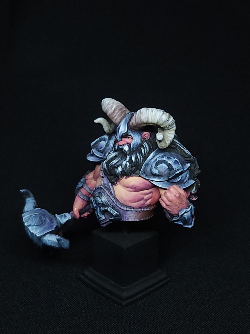 Busto anão loot studios.